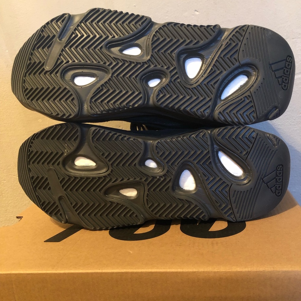 YEEZY BOOST 700 “V2 VANTA” - Picture 3 of 3